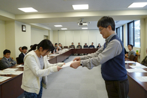 表彰状を授与される成績優秀者