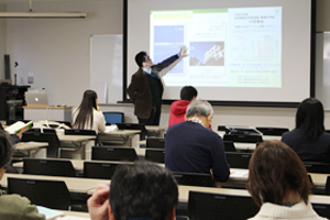 説明を行う山中環境起学専攻長