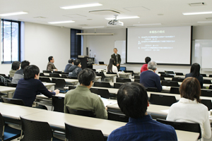 講演を行う竹中大阪大学教授