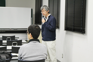 冒頭の挨拶を行う谷本教授