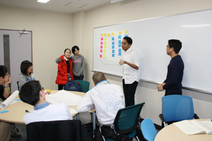 ディスカッション内容を発表する様子