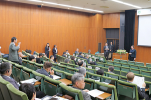 スミス氏による招待講演での質疑応答の様子