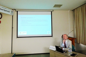 講演を行うストーン教授