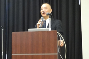 開会挨拶をする横山歯学研究科長