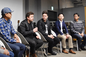 グリーンランドの人気音楽グループ「ナヌーク」によるトークの様子