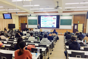 熱心に聴き入る参加者の様子