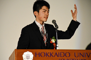 北大生を代表して発表した工学部2年生奥田晃崇さん