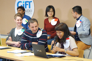 ライブチャットで世界各国から寄せられたコメントを紹介する司会学生の様子