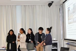 大学院生の発表風景"