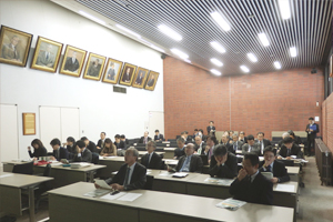 熱心に聞き入る山口総長をはじめとした聴講者