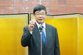 乾杯の発声をする三上 隆理事・副学長