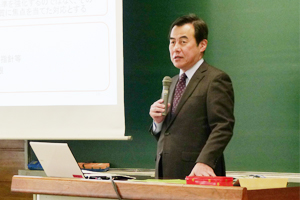 講演する北海道財務局理財部長の米澤氏