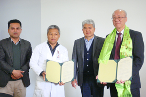 調印後の記念撮影(左からUpadhaya准教授,Koju副学部長,Shrestha学長,鄭教授)