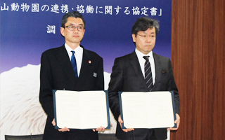 協定に署名した加藤園長と稲葉研究科長(右)