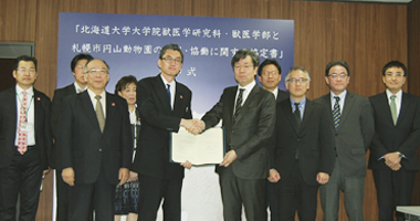 握手を交わす加藤園長と稲葉研究科長