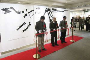 テープカットの様子(左から足寄動物化石博物館 澤村 寛館長,加藤名誉教授,中川館長)