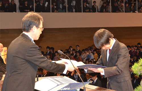 学位記を受ける総代