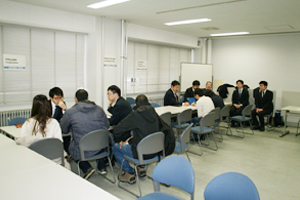 外国人留学生対象のフォーラム会場の様子