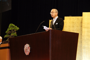 告辞を述べる山口総長