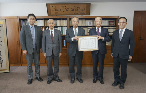 感謝状贈呈の様子(左から西原広史特任教授,笠原正典医学研究科長,山口総長,鎌田理事長,田中伸哉教授)