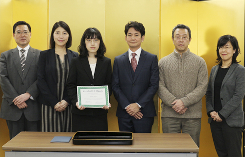 受賞者の稲葉氏(左から3人目)と結城センター長ほか列席者
