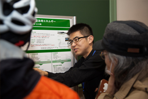 市民の方に説明する江口さん