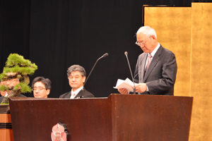 祝辞を述べられる石山会長