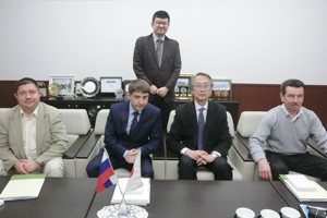 極東連邦大学(ロシア)Dmitry N. Bespalov 副学長(前列中央左)