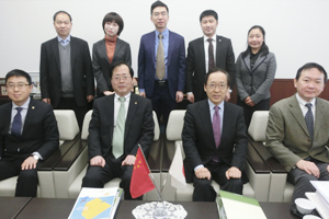 華東理工大学(中国)Qu Jingping 学長(前列中央左)