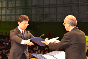 学位記を受ける総代