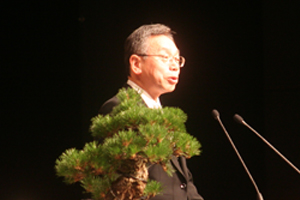 告辞を述べる名和総長