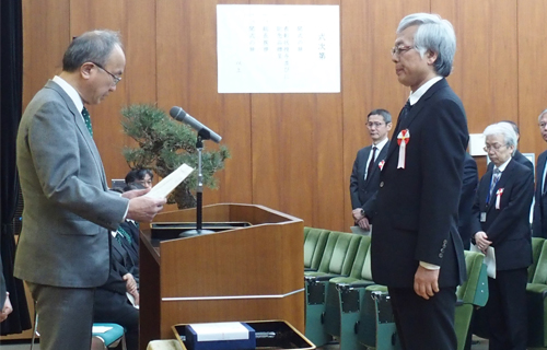 山口総長から表彰状の授与