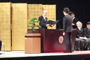 修了証書を授与される柴田さん