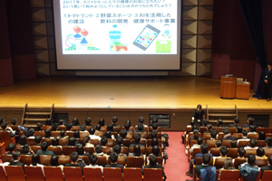 講堂での企業説明の様子