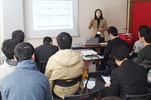 熱心に企業説明を聴く学生たち