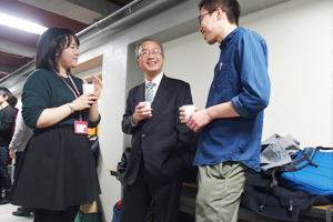 学生と談笑する山口総長