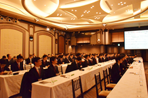 説明に聞き入る若手研究者