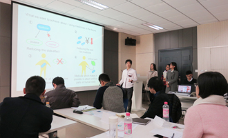 総合化学院と南京大学の学生が協力してグループ討論を先導