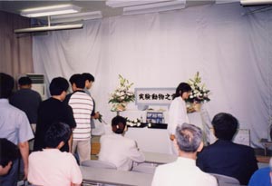 参列者による献花