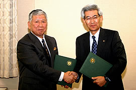 締結式で握手を交わす佐伯総長(左)、近藤ノーステック財団理事長(右)