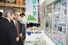来場者への説明の様子【未来創薬・医療イノベーション拠点形成事業】