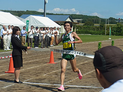 北海道地区予選会・２位でゴールする本学陸上部