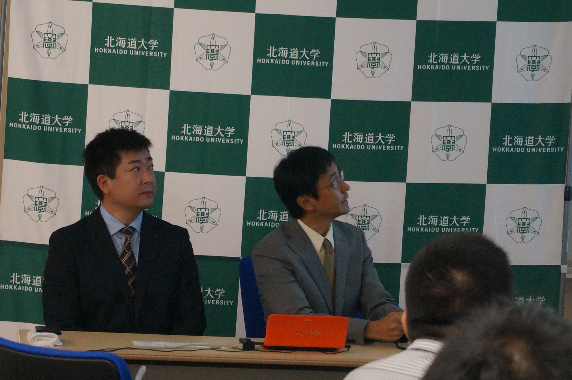 9月12日、工学研究院での記者会見で説明する田島准教授（右）