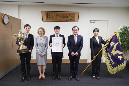 総長室での写真撮影