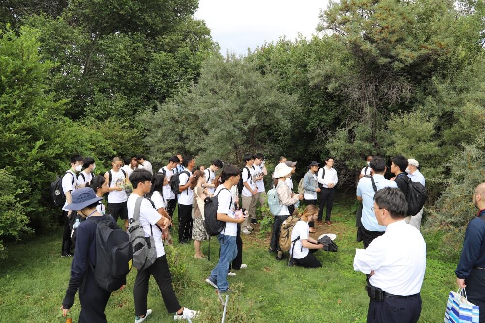 星野 洋一郎教授に余市果樹園（余市町）を案内される参加者