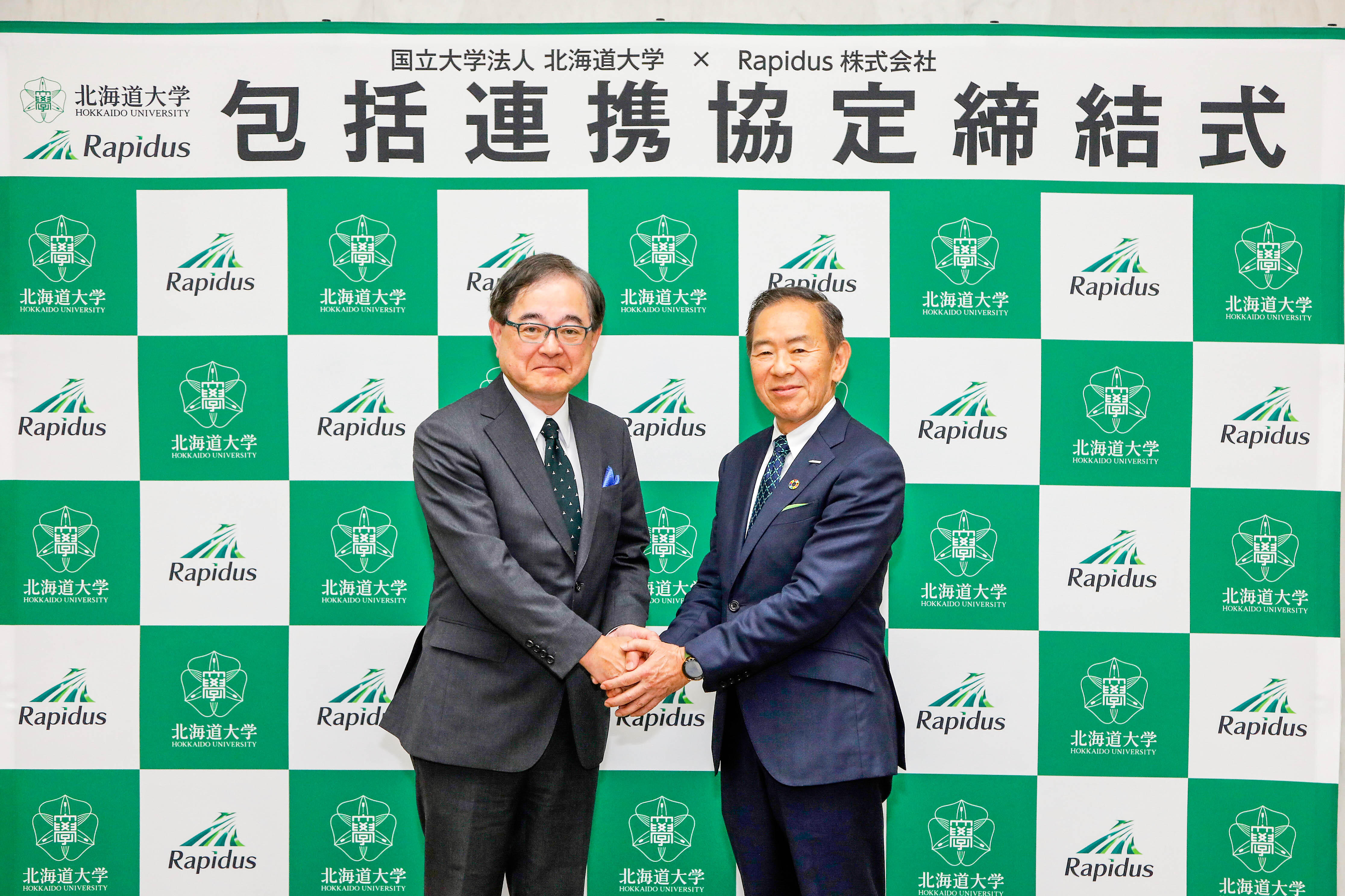 本日、北海道大学内で行われた包括連携協定の締結式。左から北海道大学総長 寳金清博、Rapidus代表取締役社長 小池淳義
