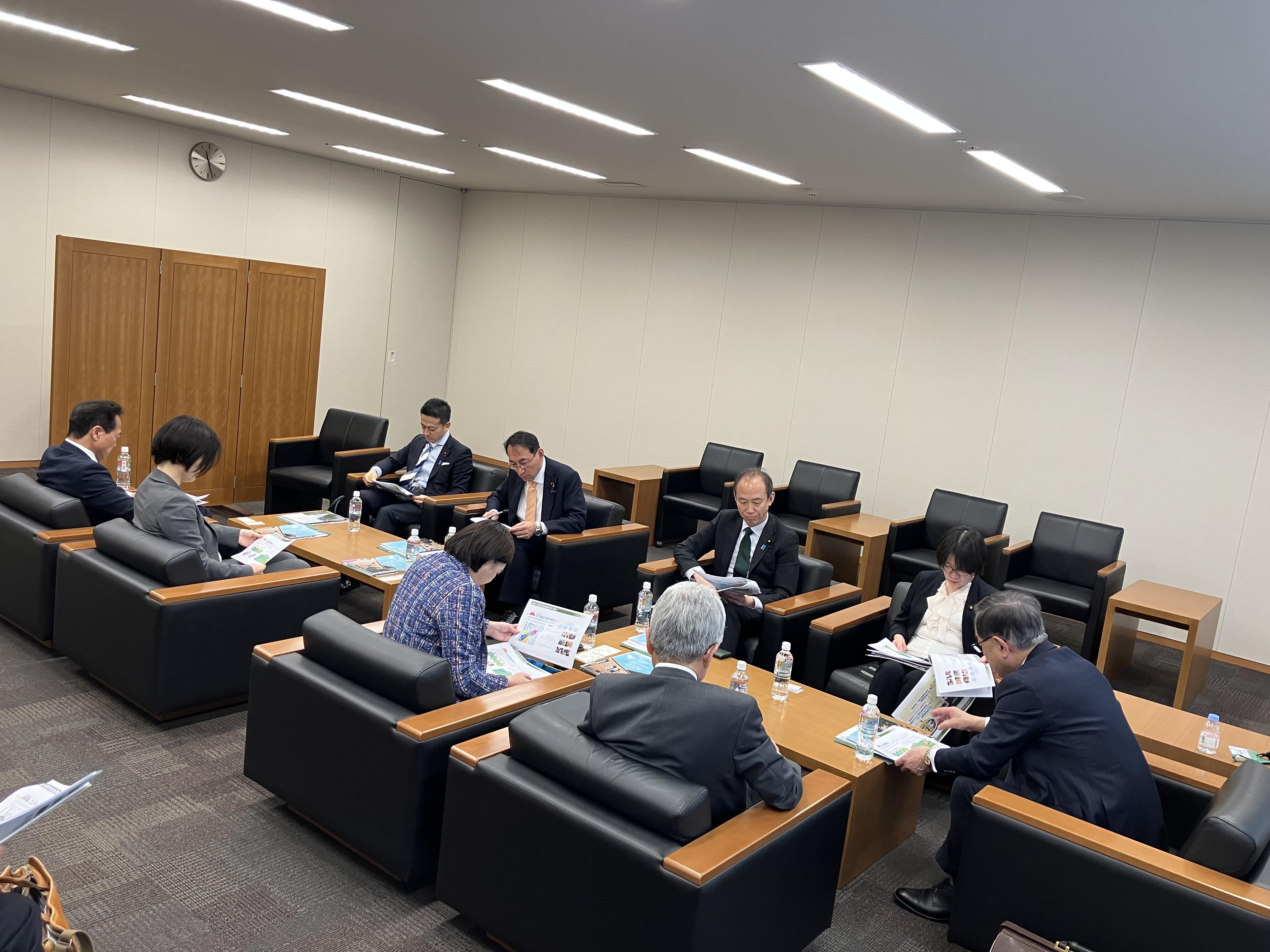 総長室での写真撮影