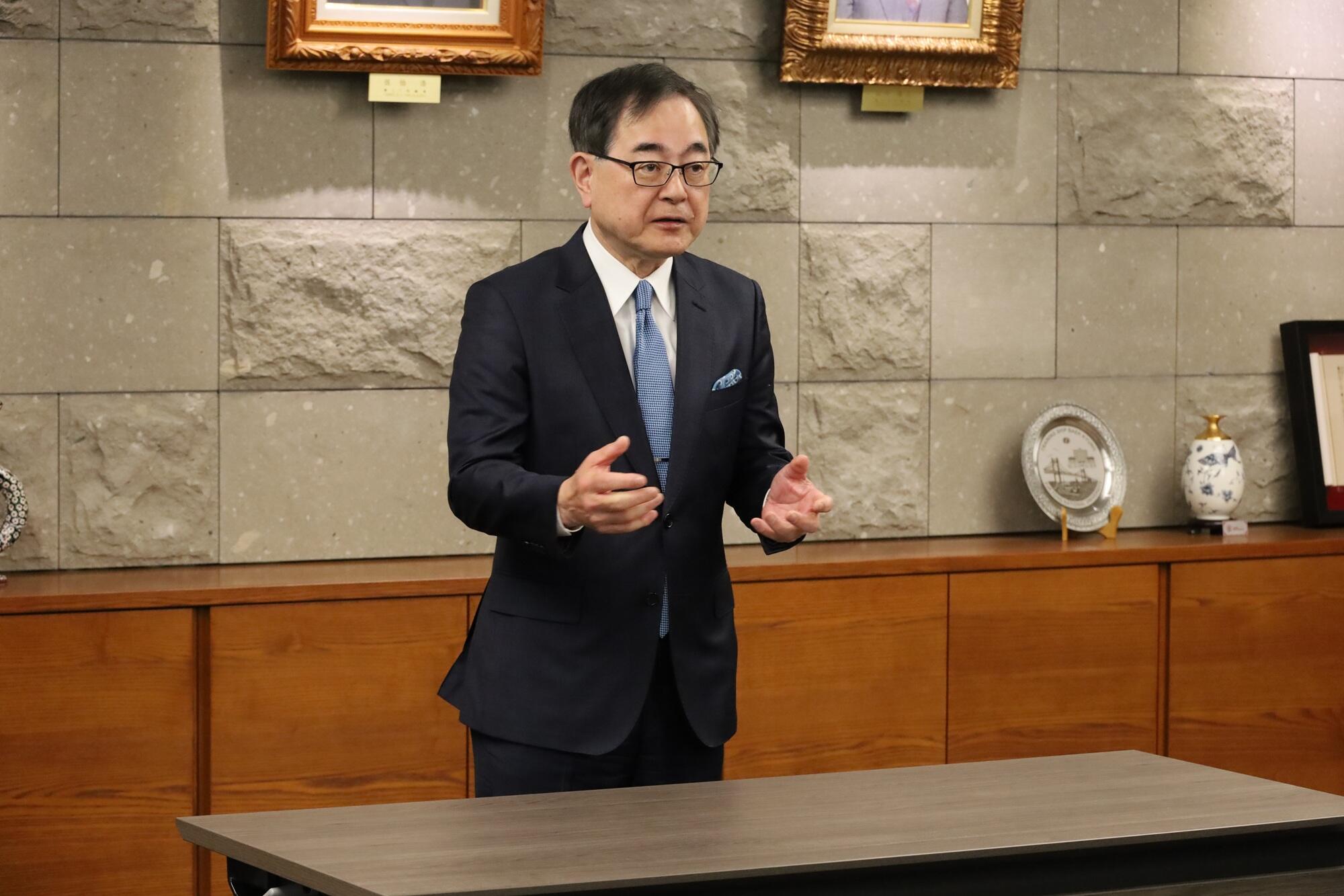 学生の活動を称え、激励する寳金総長