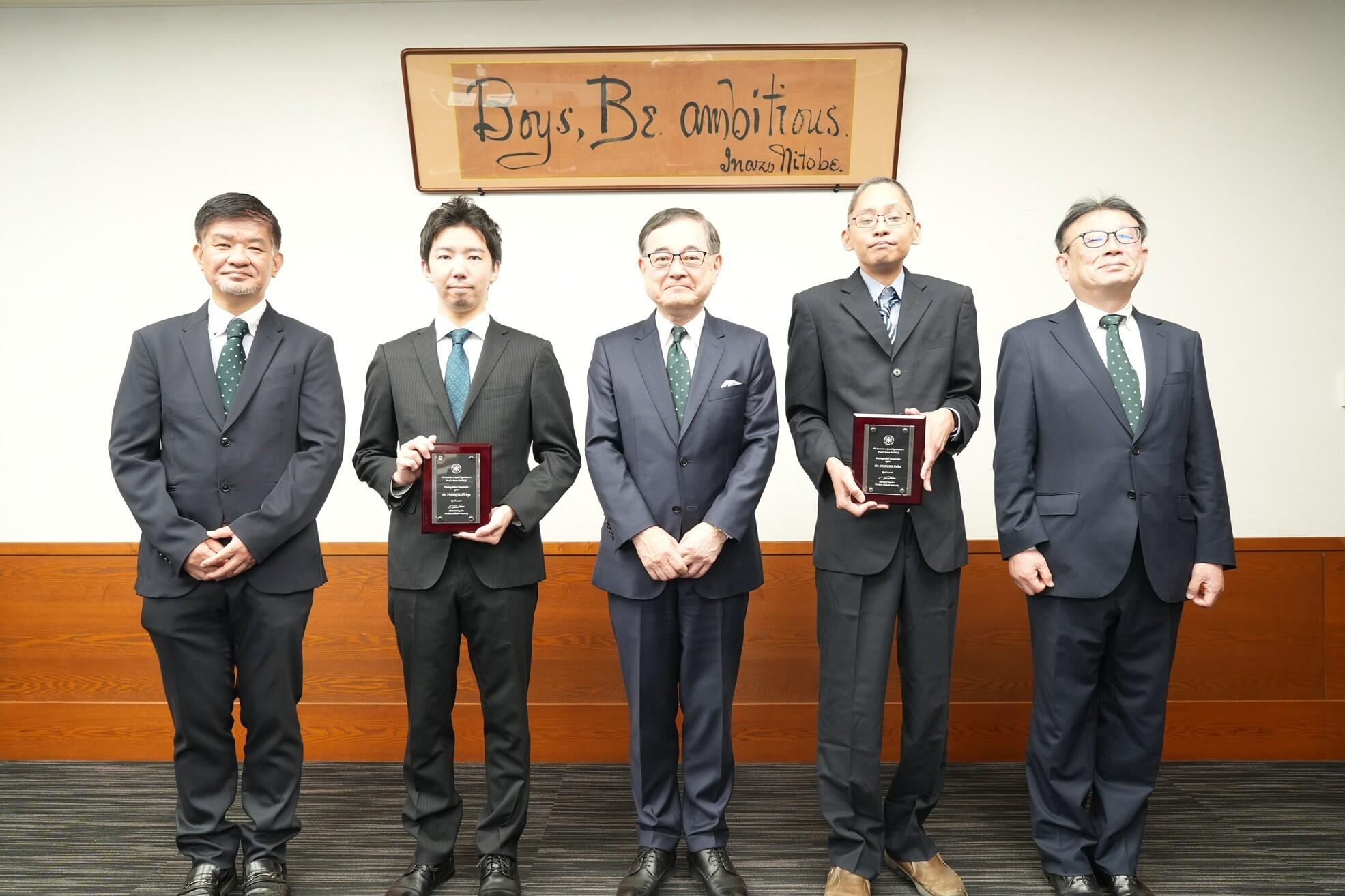 左から瀬戸口理事、山口助教、寳金総長、鈴木准教授、野口理事
