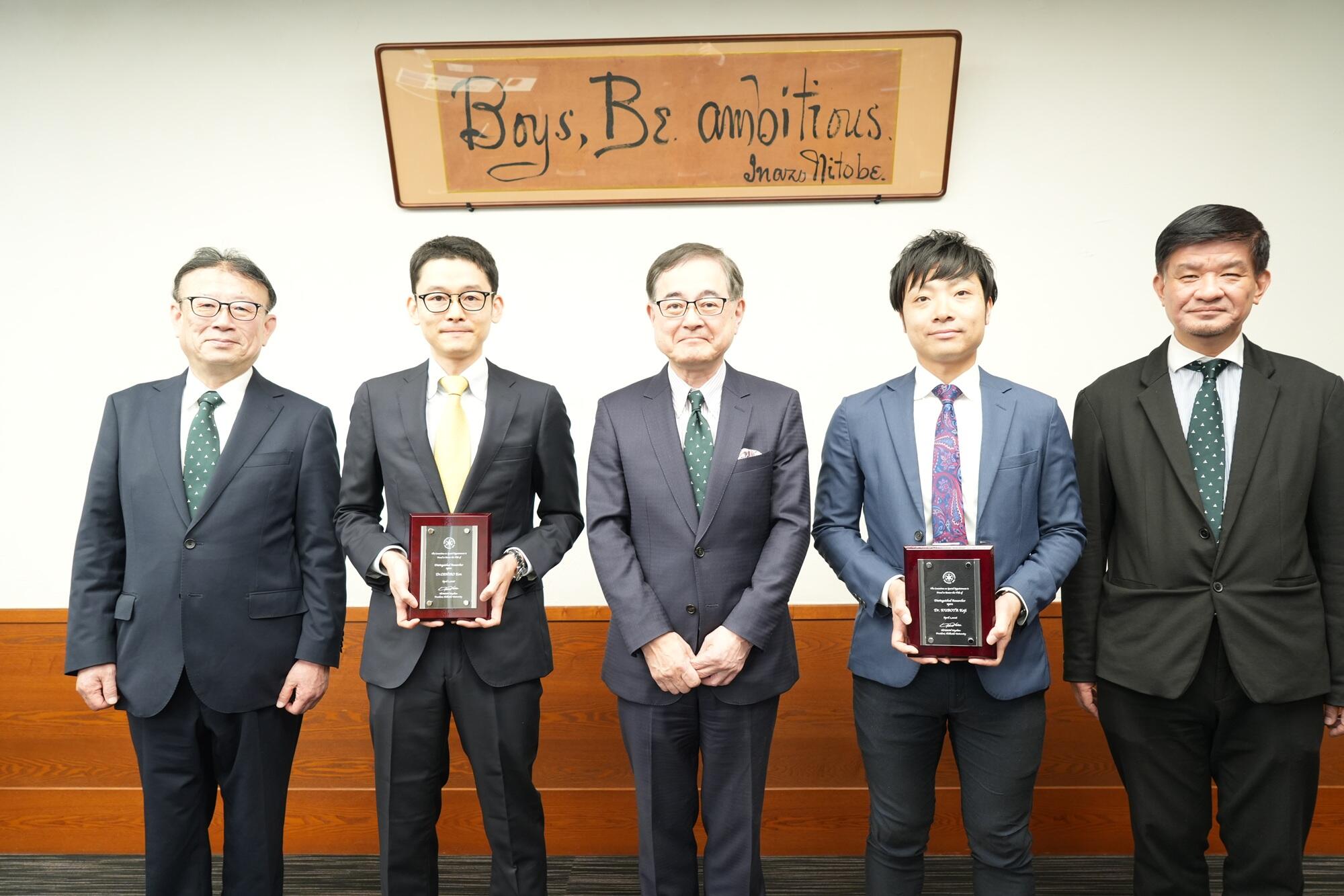 左から野口理事、大城准教授、寳金総長、久保田教授、瀬戸口理事